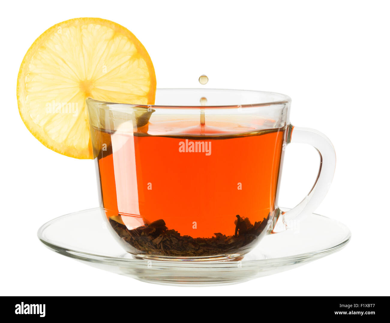 Glastasse Tee mit Zitrone auf einem weißen Hintergrund. Stockfoto