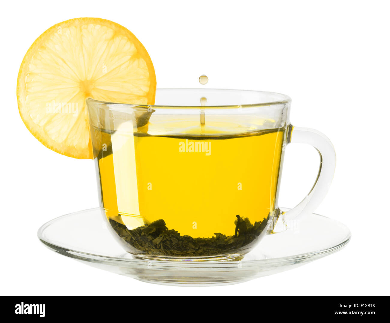 Glastasse Tee mit Zitrone auf einem weißen Hintergrund. Stockfoto