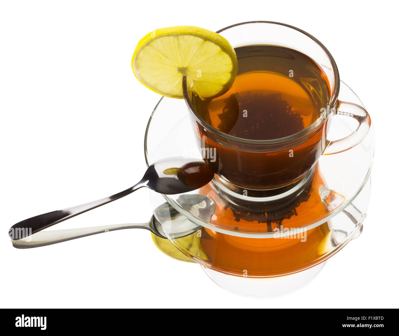 Glastasse Tee mit Zitrone auf einem weißen Hintergrund. Stockfoto