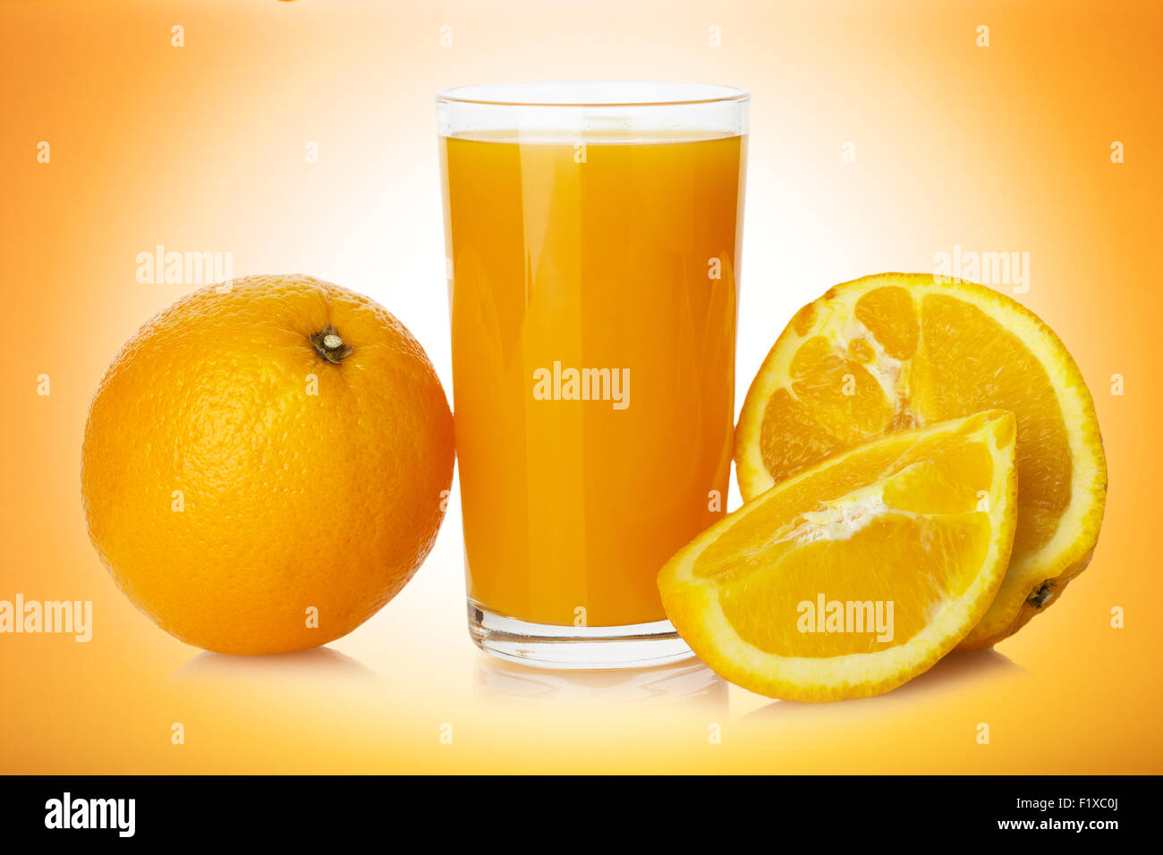 Orangensaft mit Orange. Stockfoto