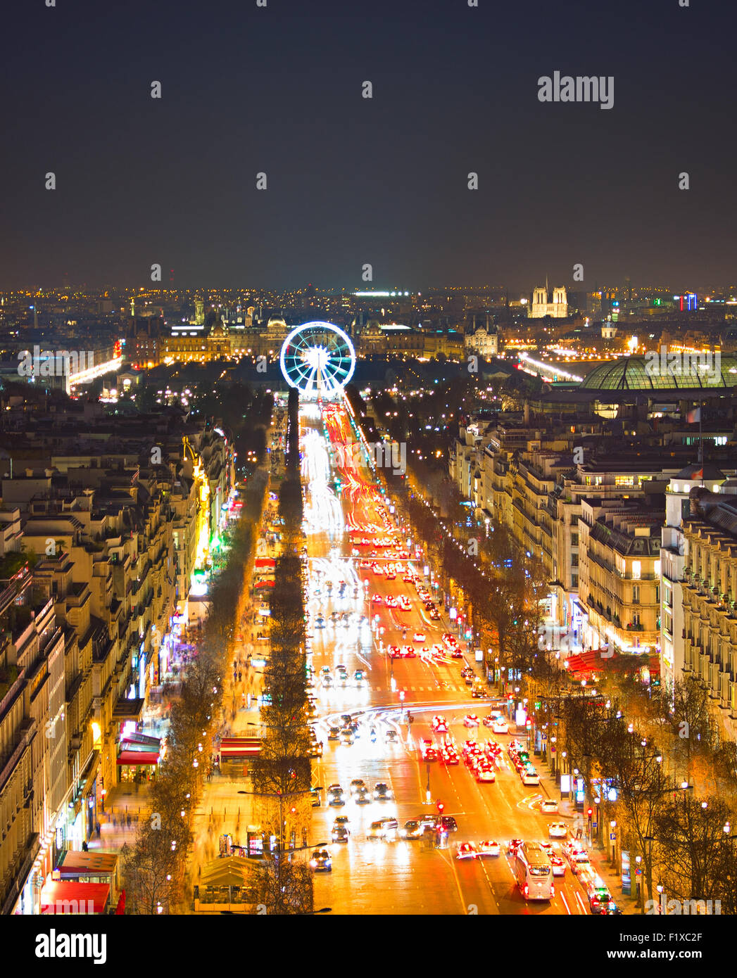 Avenue Champs-Elysées und Riesenrad in Paris, Frankreich. Blick vom Triumphbogen Stockfoto