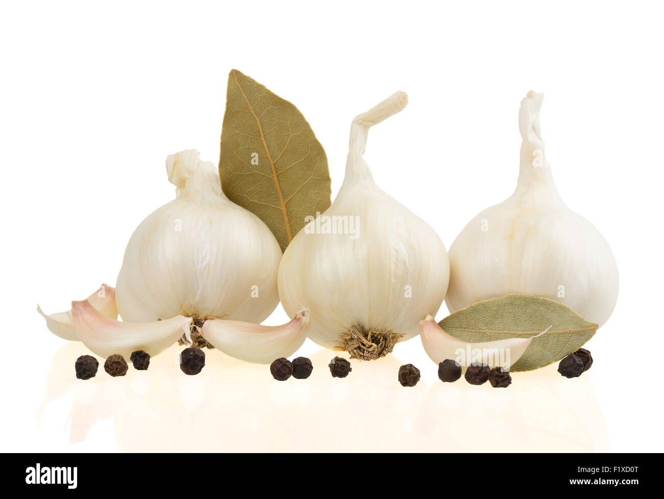 Knoblauch mit schwarzem Pfeffer auf weiß. Stockfoto