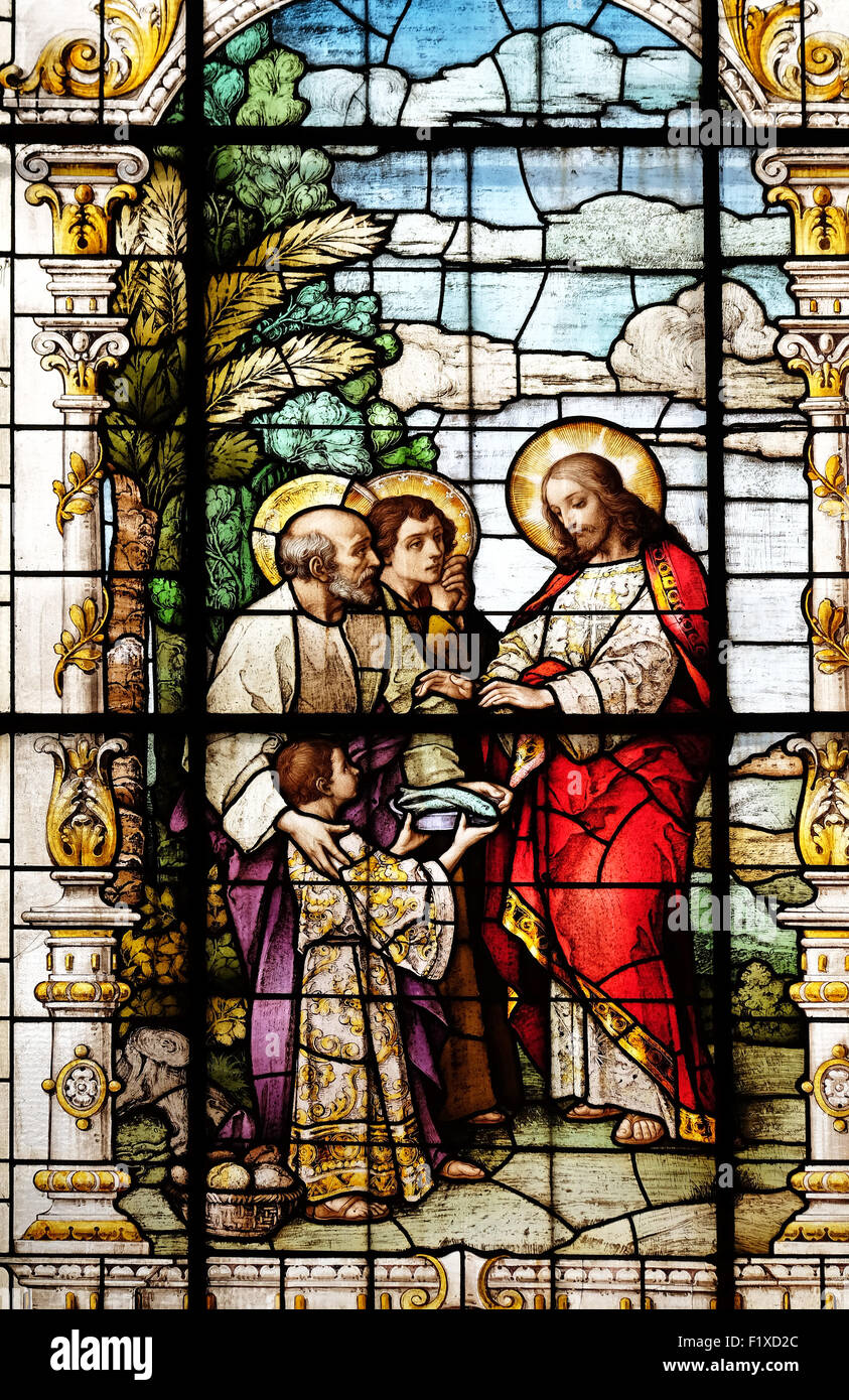 Die Vermehrung der Brote und Fische, Glasfenster in der Basilika des Heiligen Herzens Jesu in Zagreb, Kroatien Stockfoto
