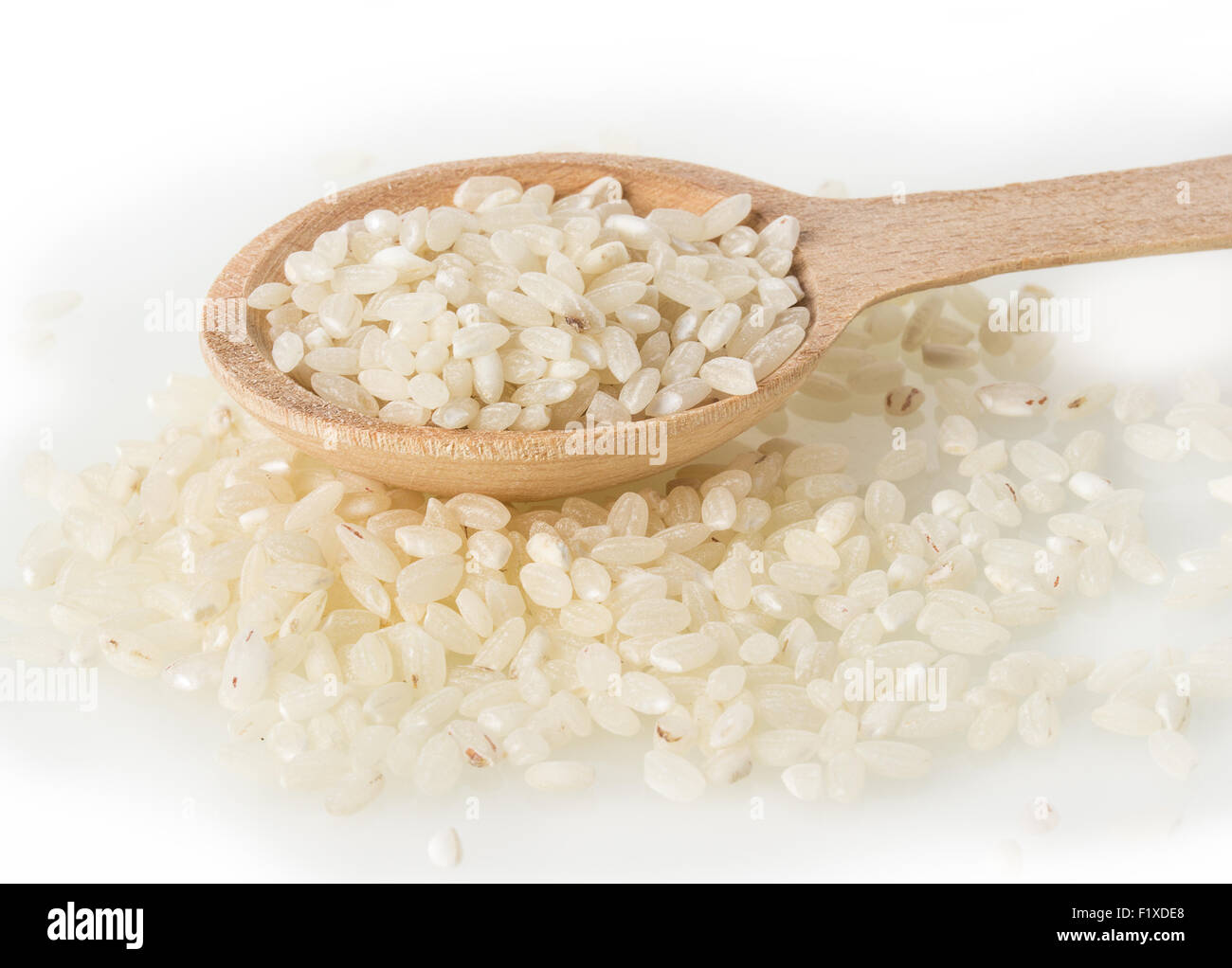 Löffel Reis auf weißem Hintergrund Stockfoto