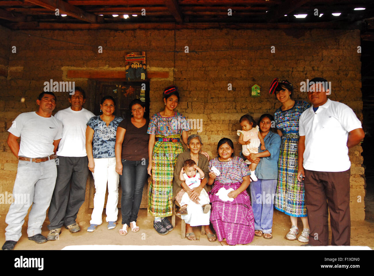 Guatemala, Salama, Familienfoto im Haus Stockfoto