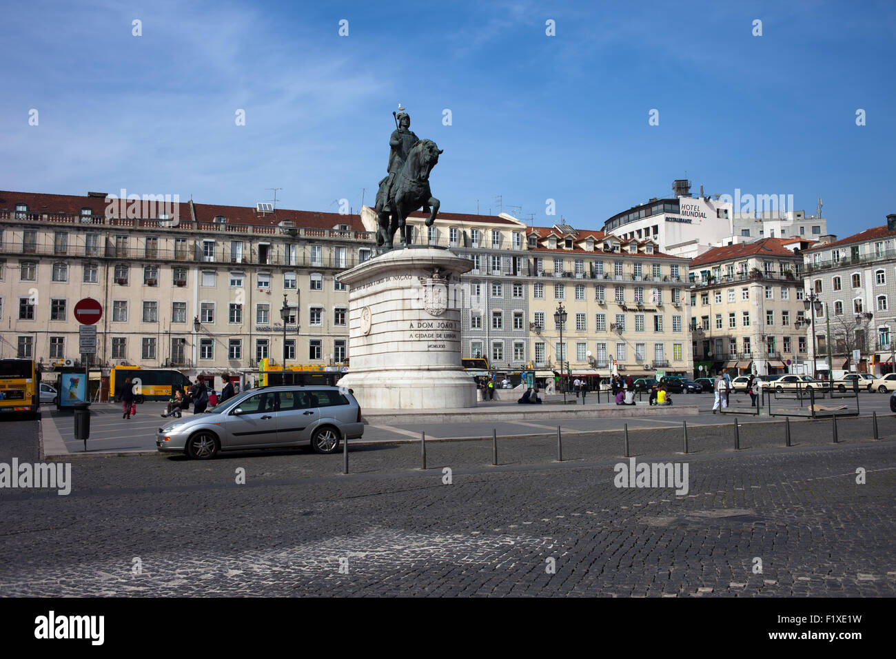 Praca da Figueira Platz in Lissabon, Portugal mit Reiterstandbild von König John I. Stockfoto