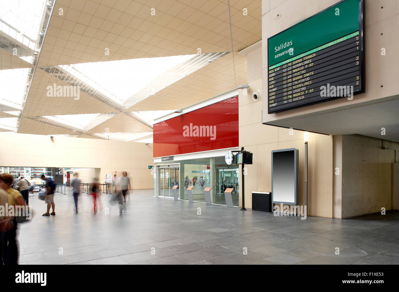 Abflüge Wegweiser am Bahnhof Bahnhofshalle horizontale Stockfoto