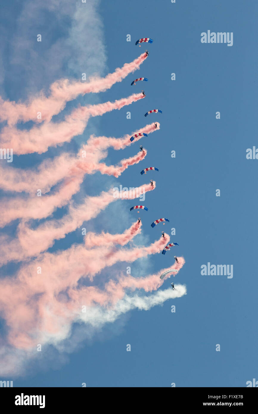 Die Royal Air Force Falcons Fallschirm Display Team auf der Airshow 2015 Shoreham Stockfoto