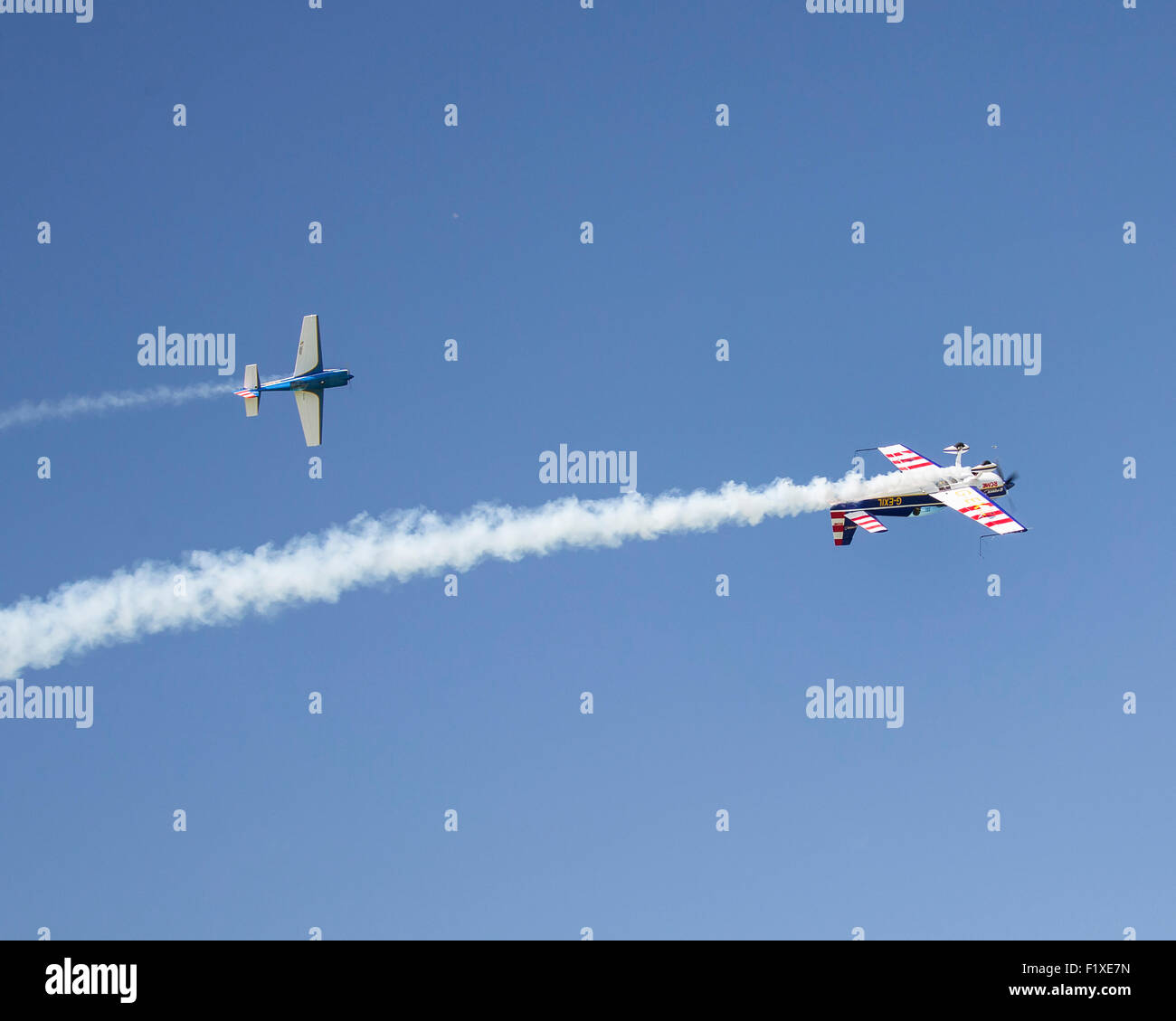 "Kleine" und "Large" ein Full-Size- und Modell Flugzeug durchführen Bildung Kunstflug auf der Airshow 2015 Shoreham Stockfoto