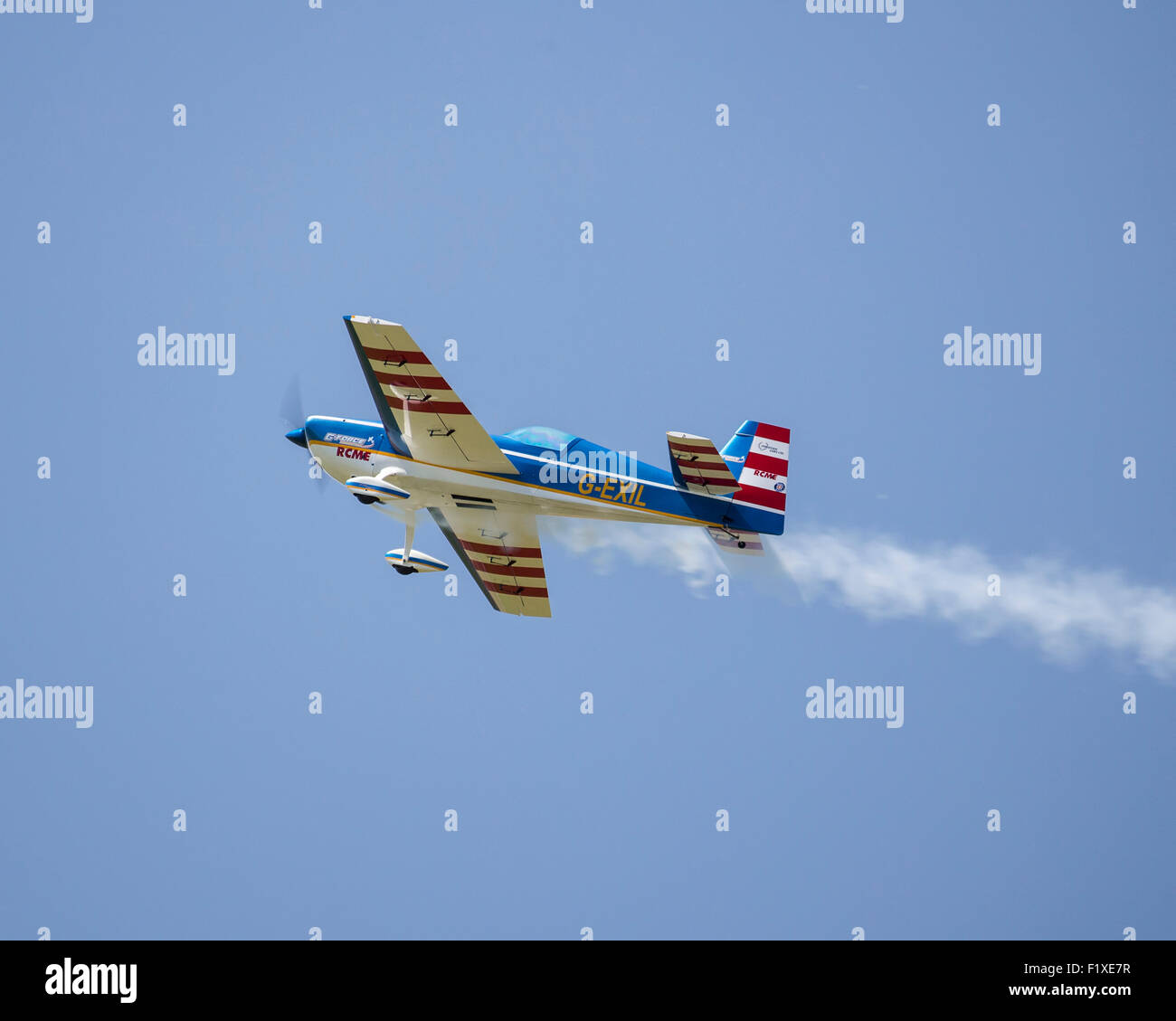 "Kleine" und "Large" ein Full-Size- und Modell-Flugzeug Bildung Kunstflug durchführen bei der Airshow 2015 Shoreham ist dies das Modell Stockfoto