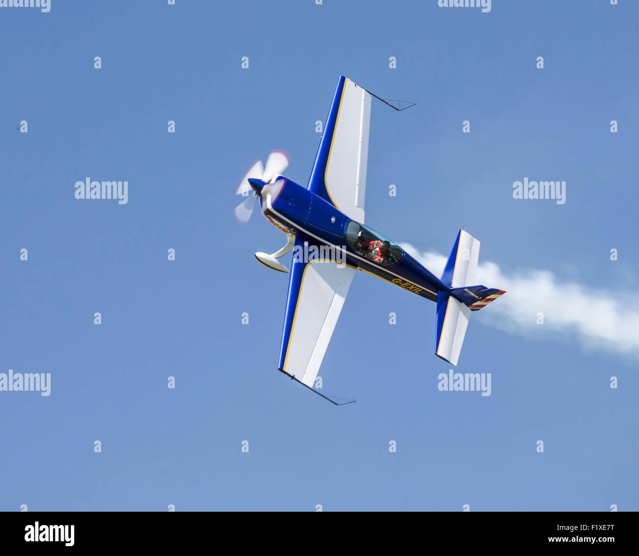 "Kleine" und "Large" ein Full-Size- und Modell-Flugzeug Bildung Kunstflug durchführen bei der Airshow 2015 Shoreham ist dies das Modell Stockfoto