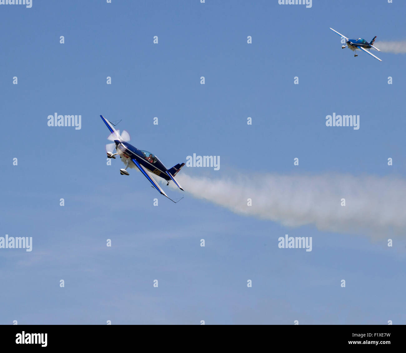 "Kleine" und "Large" ein Full-Size und Modell Flugzeug durchführen Bildung Kunstflug auf der 2015 Shoreham Airshow Modell ist näher Stockfoto