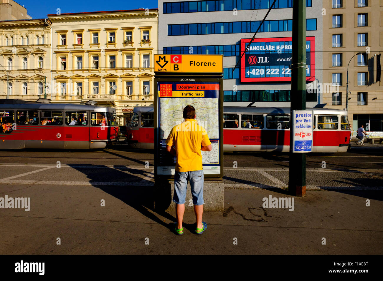 Person Blick auf eine Verkehrskarte in Prag, Tschechische Republik, Europa Stockfoto