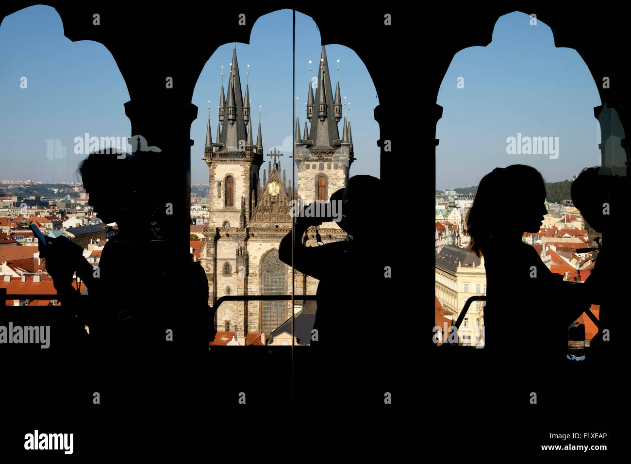 Silhouette der Touristen, die gerne an der Kirche der Gottesmutter vor Tyn aus dem alten Rathaus Turm, Prag, Tschechische Republik, Europa Stockfoto