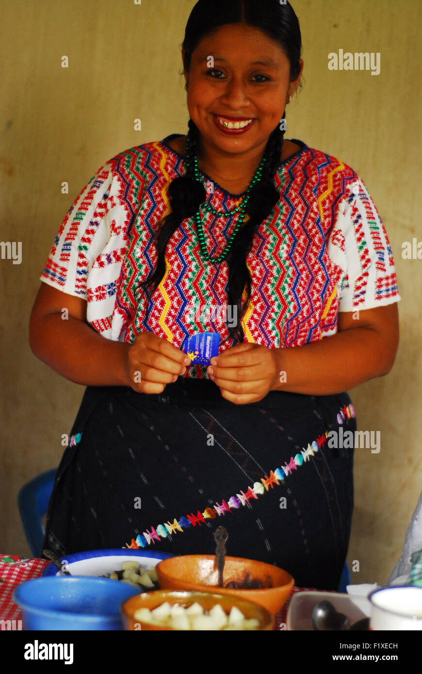 Guatemala, Salama, Mutter Vorbereitung Beikost Chispitas (Rosa Miriam Salvatierra Lopez 22 Jahre Stockfoto