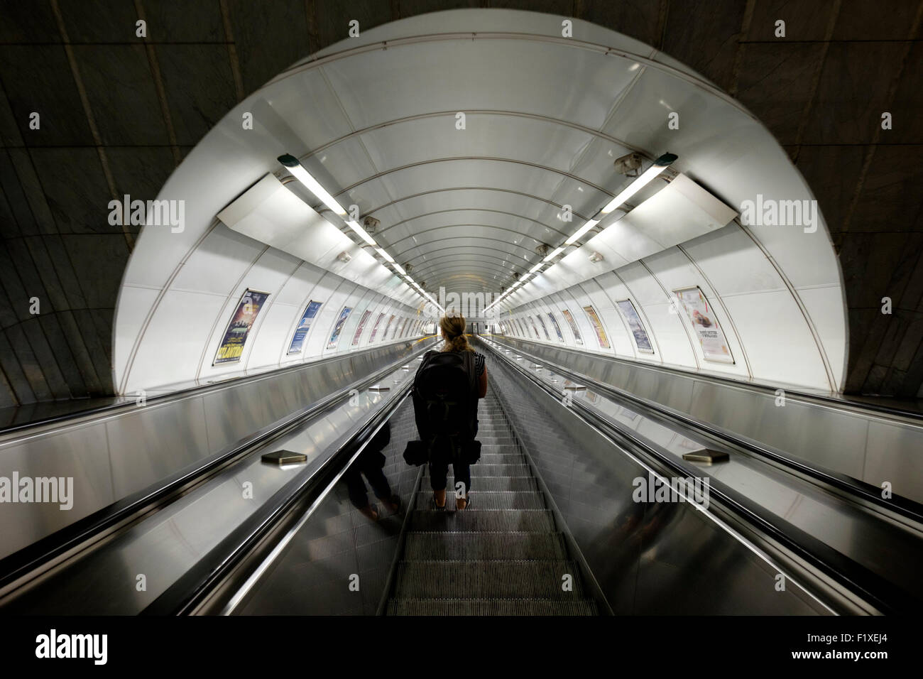 Frau mit Rucksack abreiten Rolltreppe an der u-Bahn-Station Malostranska in Prag, Tschechische Republik Stockfoto
