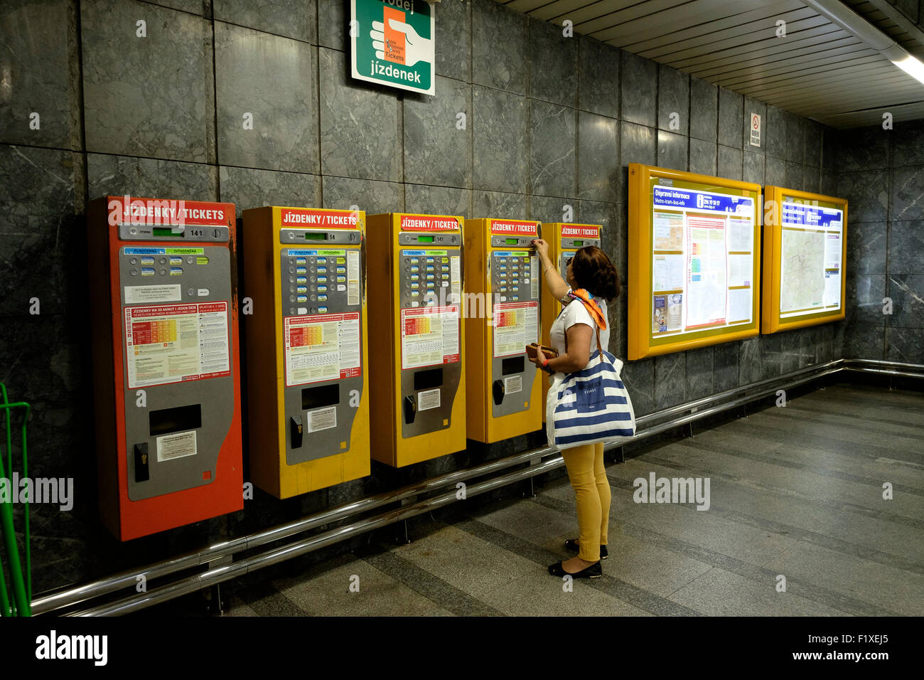Person kauft Tickets an einer u-Bahnstation in Prag, Tschechische Republik Stockfoto