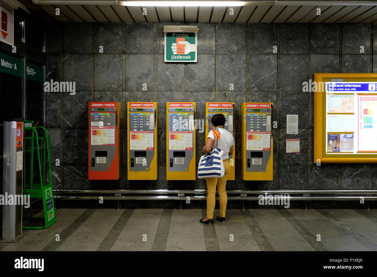 Person kauft Tickets an einer u-Bahnstation in Prag, Tschechische Republik Stockfoto