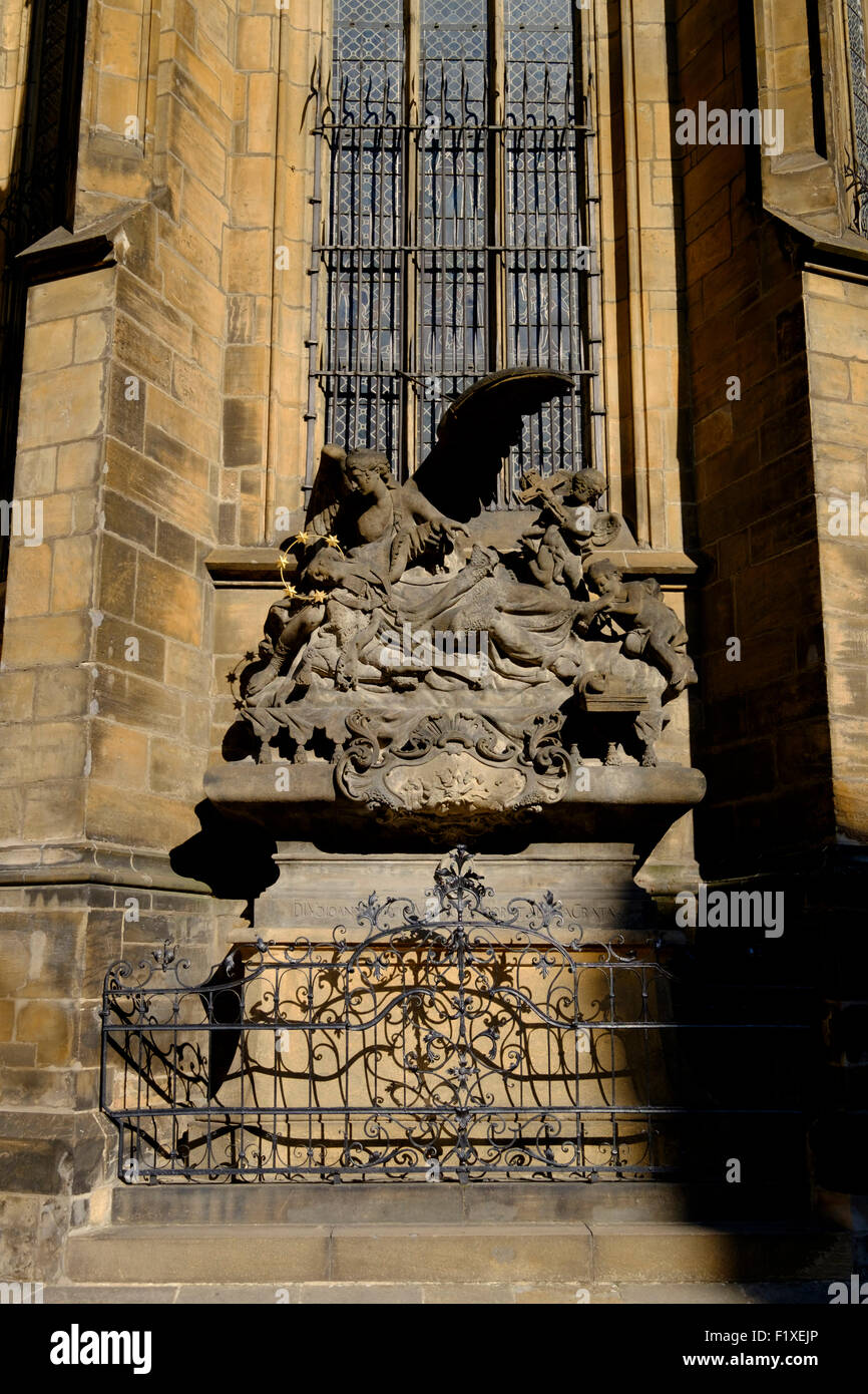 Statue von zwei Engeln in der St. Vitus Kathedrale in Prag, Tschechische Republik, Europa Stockfoto