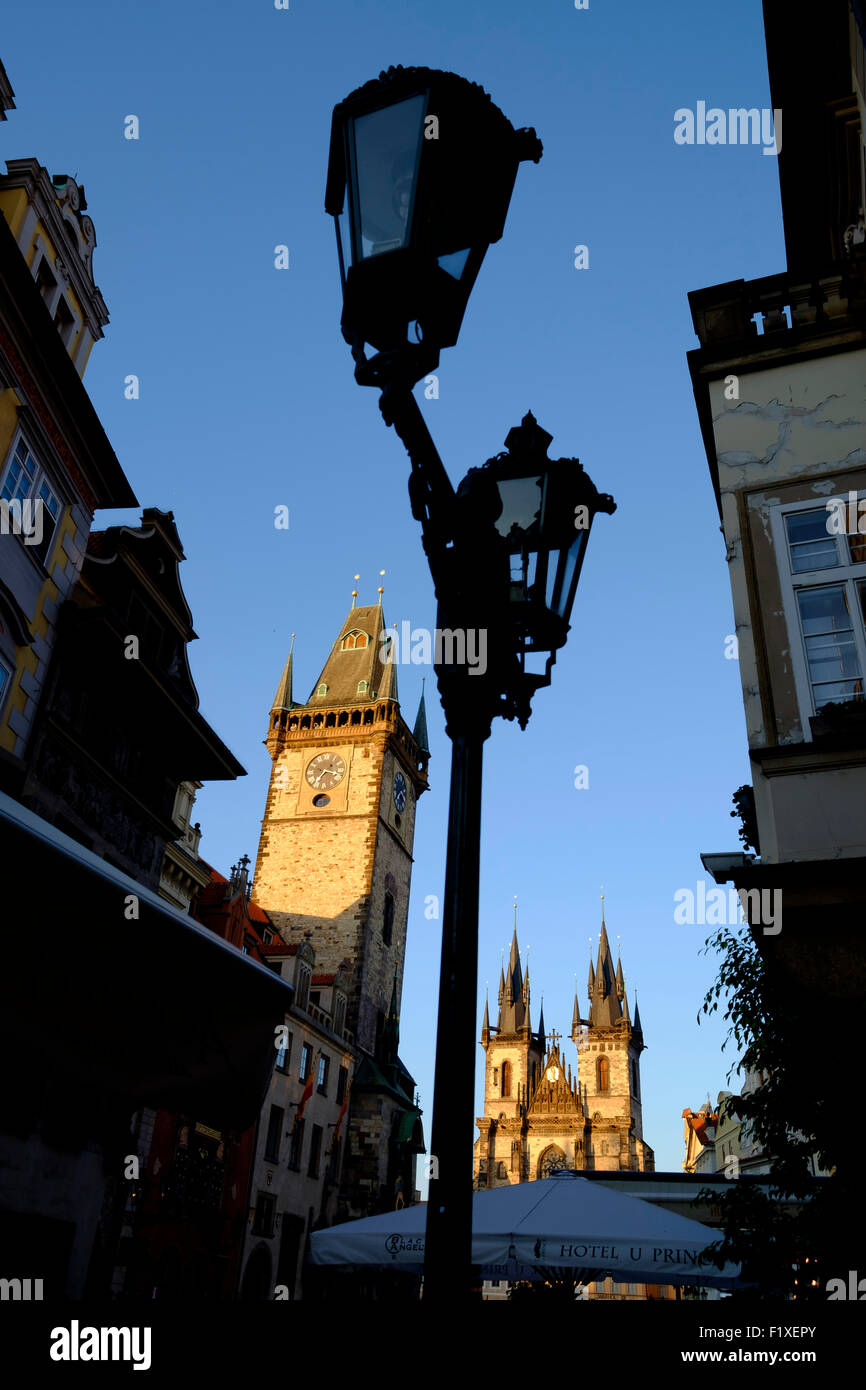 Altes Rathaus und die Kirche der Muttergottes vor Tyn in der Old Town Square, Prag, Tschechische Republik, Europa Stockfoto
