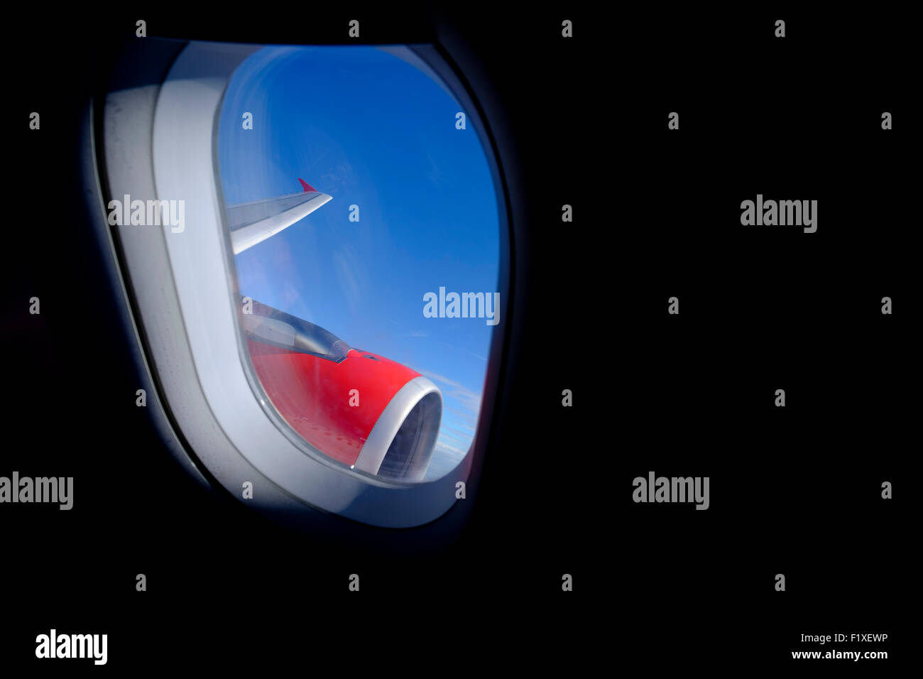 Flugzeugmotor durch das Fenster gesehen Stockfoto