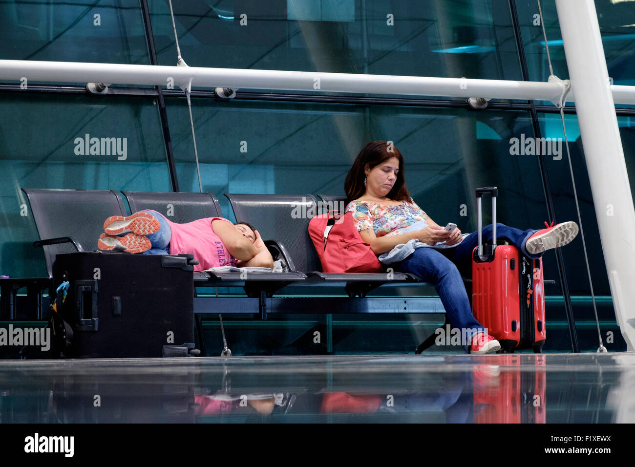Passagiere, die schlafen in Sá Carneiro Flughafen-terminal in Porto, Portugal Stockfoto