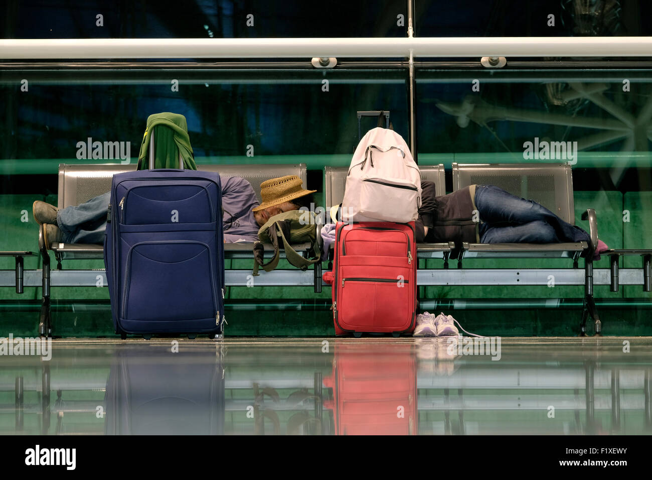 Passagiere, die schlafen in Sá Carneiro Flughafen-terminal in Porto, Portugal Stockfoto