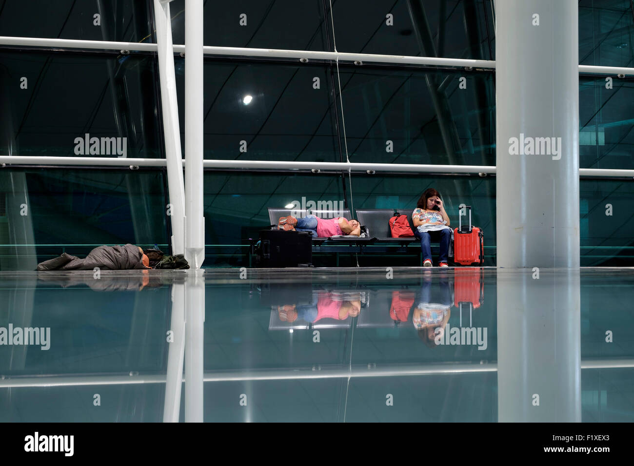 Passagiere, die schlafen in Sá Carneiro Flughafen-terminal in Porto, Portugal Stockfoto