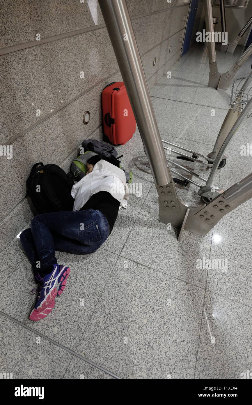 Passagier, schlafen auf dem Boden am Sá Carneiro Airport terminal in Porto, Portugal Stockfoto
