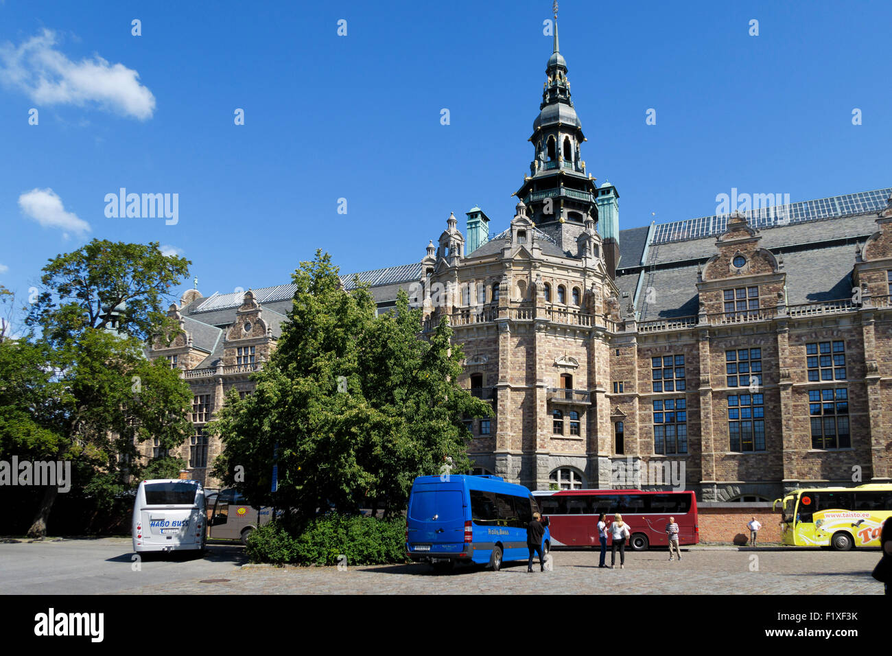 Der Tourbus steht auf der Rückseite des Nordischen Museums, auch Nordiska museet genannt, in Stockholm, Schweden, Europa Stockfoto