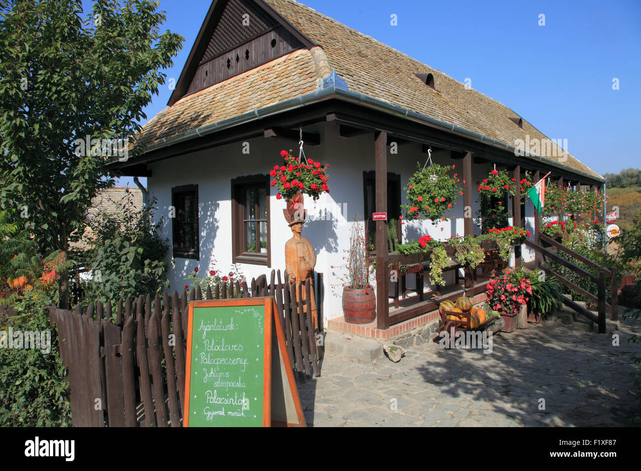 Traditionelles Dorfhaus Ungarn Hollókő, Veranda, Blumen, Stockfoto