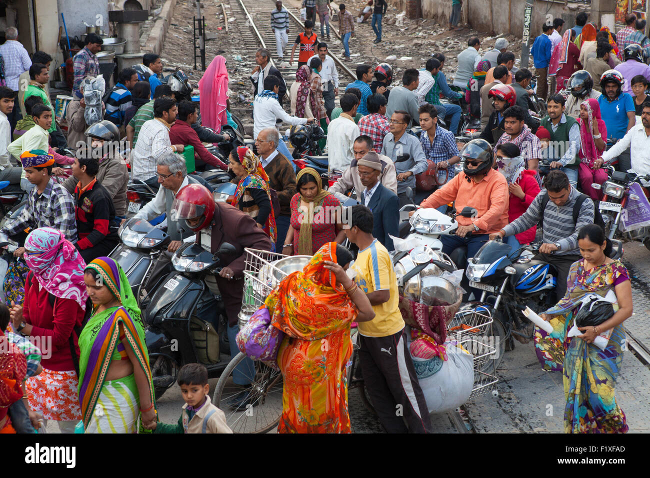 Staus an einem Bahnübergang in Bikaner Stockfoto
