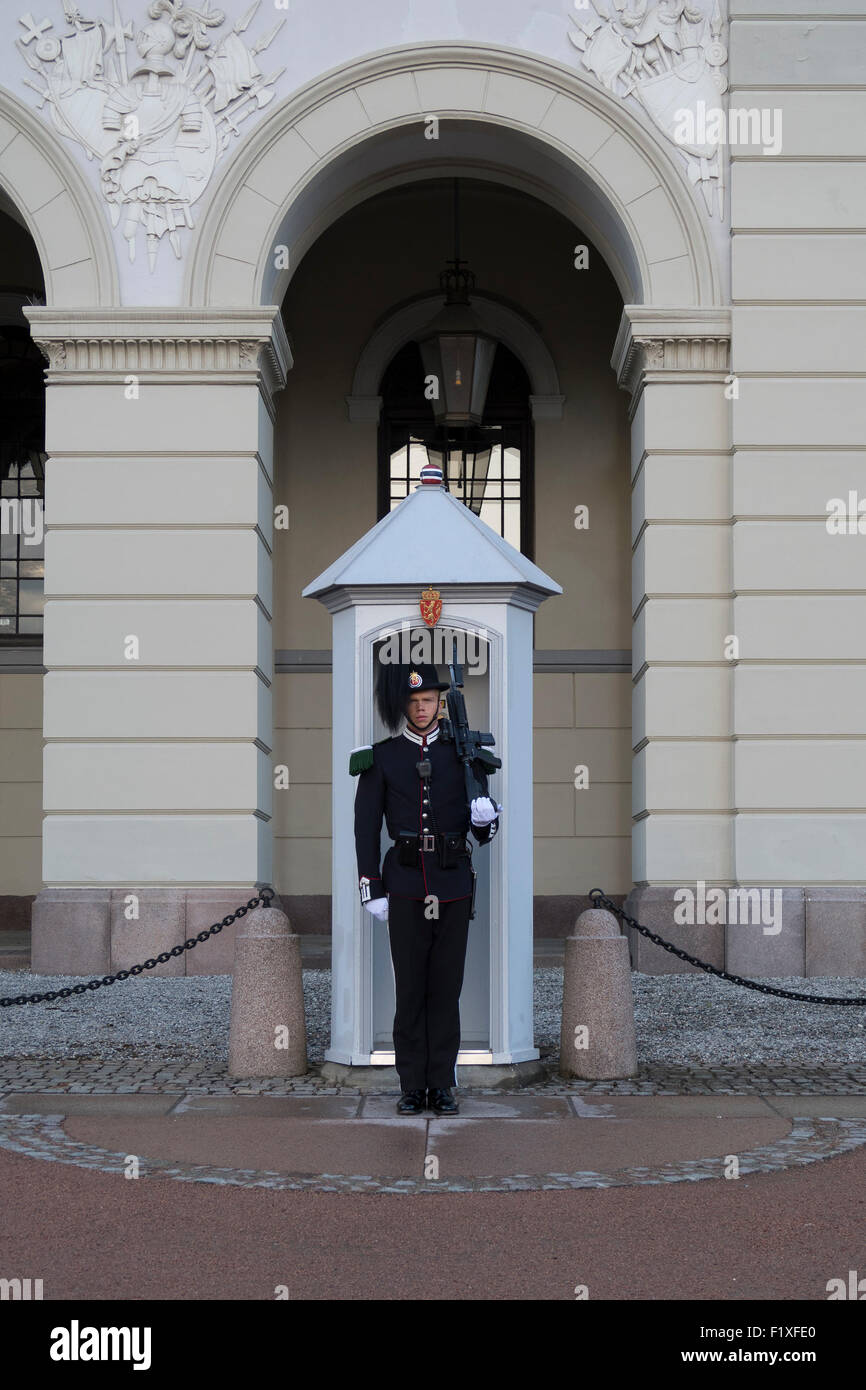 Wache auf seinem Posten vor einem Wachhäuschen, Königspalast, Oslo, Norwegen, Europa Stockfoto