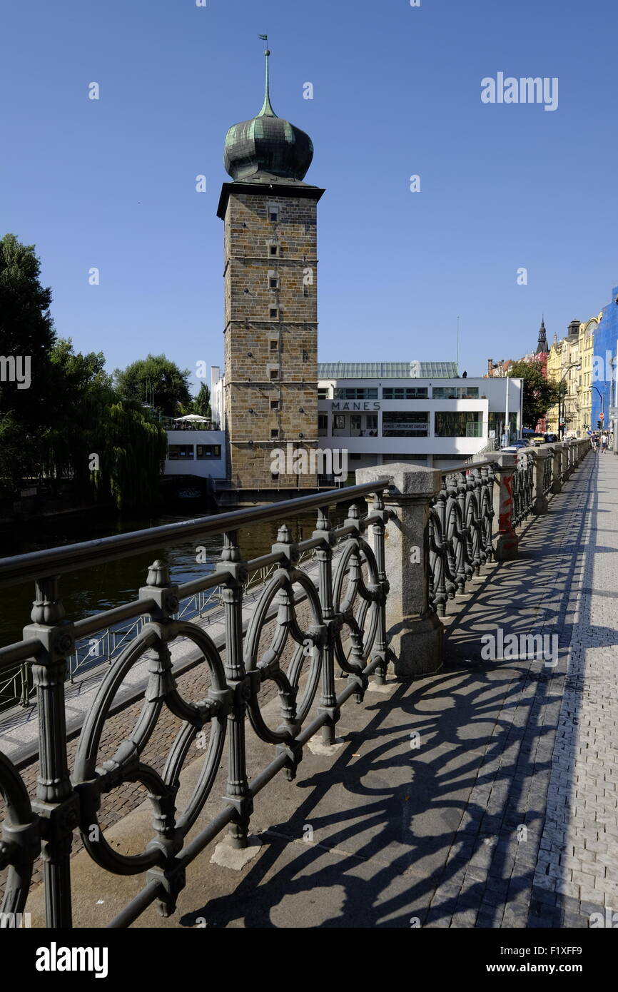 Manes-Galerie und Šítkovská Wasserturm in Prag, Tschechische Republik, Europa Stockfoto