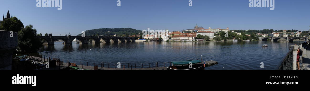 Panoramablick über die Vltava (Moldau), Karlsbrücke und Prager Skyline, Prag, Tschechische Republik, Europa Stockfoto