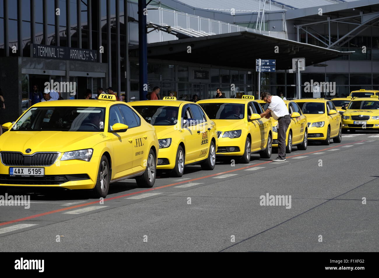 Linie von gelben Taxis warten auf Passagiere vor dem Vaclav Havel Flughafen-Terminal in Prag, Tschechische Republik, Europa Stockfoto