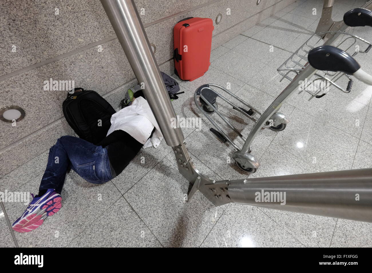 Passagier, schlafen auf dem Boden am Sá Carneiro Airport terminal in Porto, Portugal Stockfoto