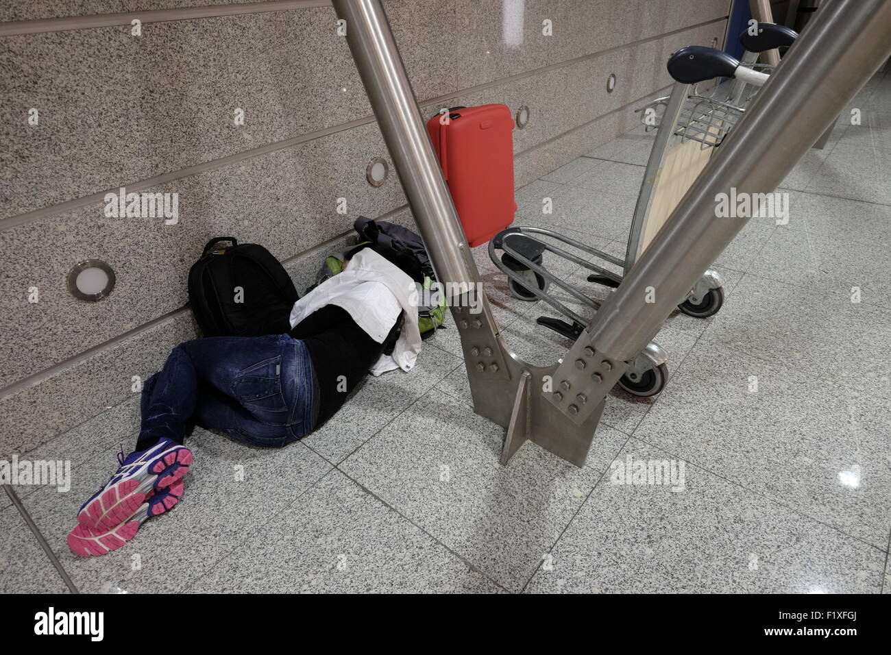 Passagier, schlafen auf dem Boden am Sá Carneiro Airport terminal in Porto, Portugal Stockfoto