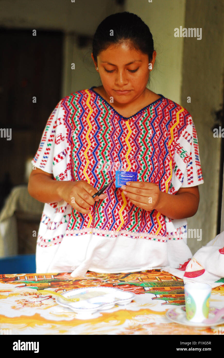 Guatemala, Salama, indigenen Mutter Essenszubereitung Chispitas Ernährung für Baby (Rosa Edilda Perez Gonzalez) Stockfoto