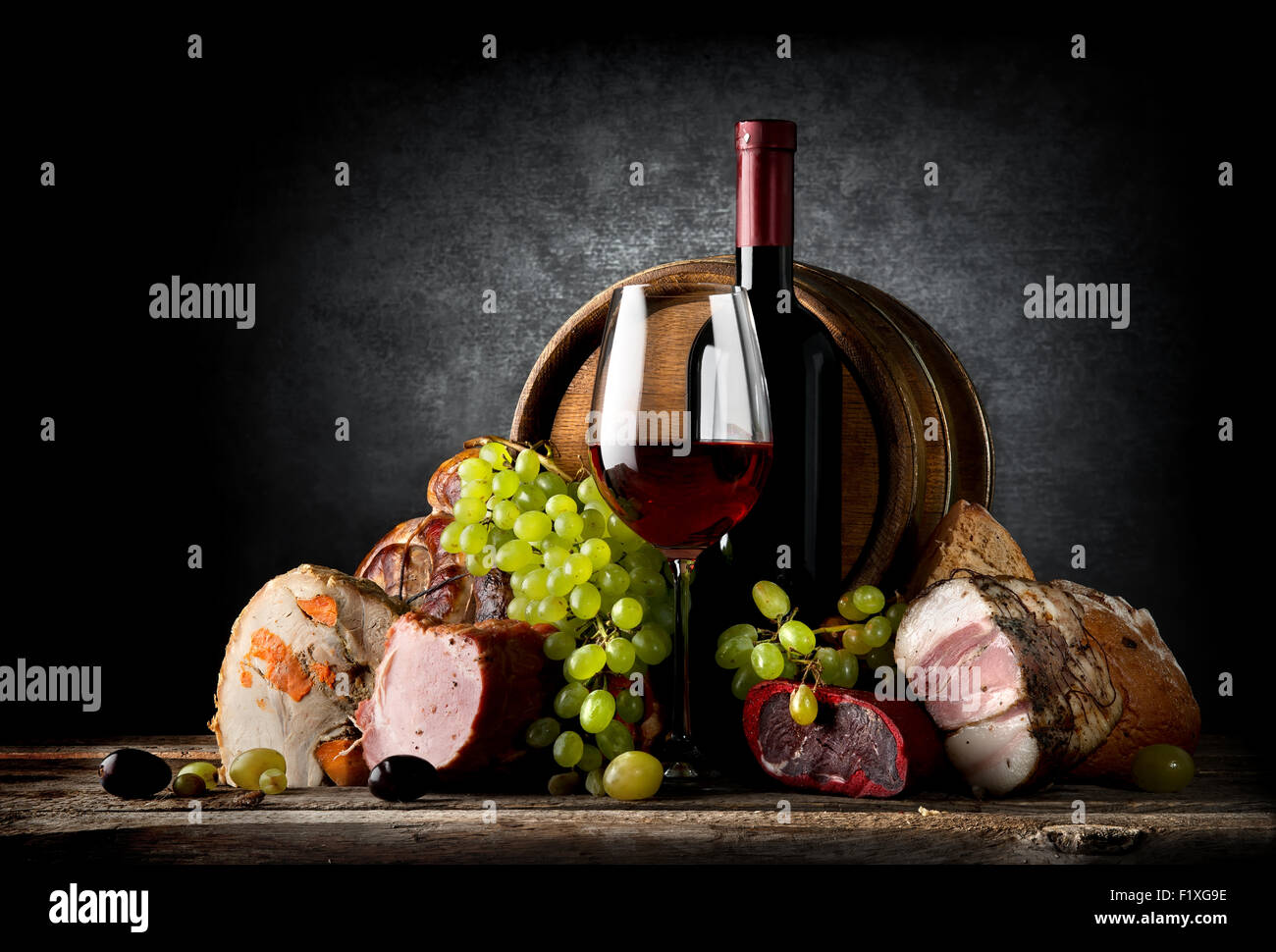 Wein und Essen auf einem schwarzen Hintergrund Stockfoto
