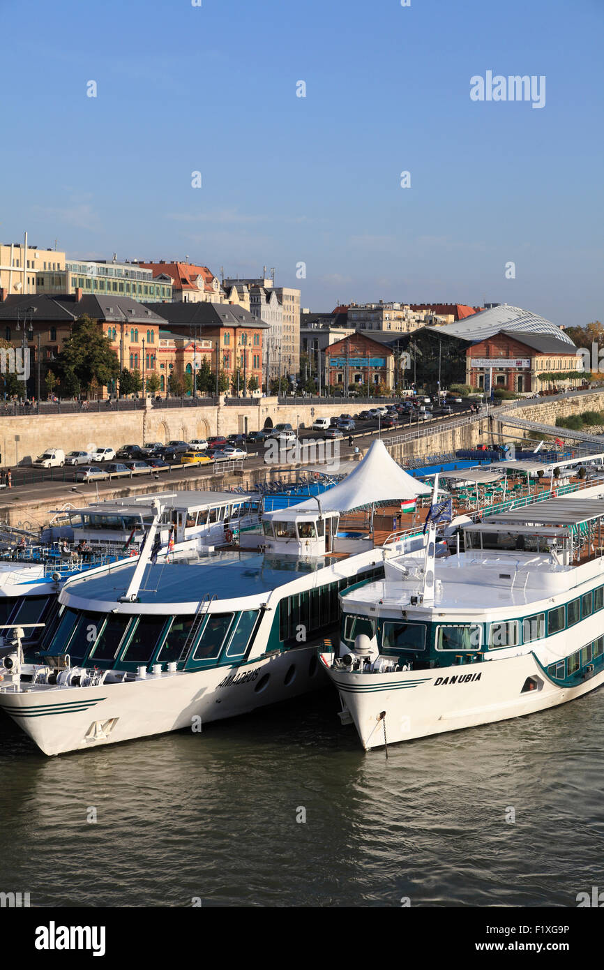 Ungarn Budapest Donau Flusskreuzfahrt Schiffe Salkaházi Sára Rakpart Stockfoto