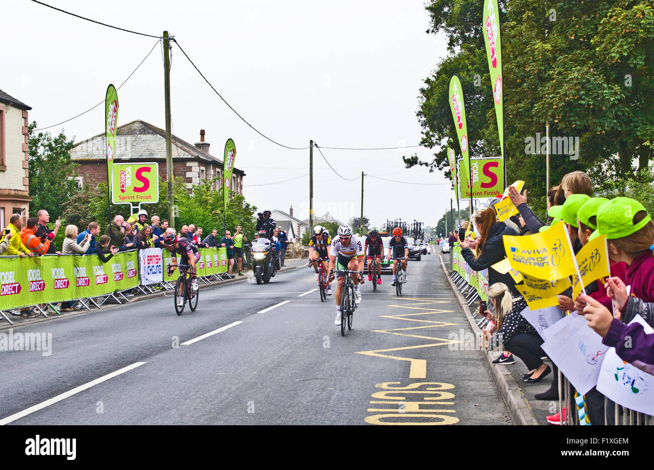 Abbeytown, Cumbria, UK. 8. September 2015. Auf Stufe 3 der 2015 Tour of Britain gewinnt die 1. Zwischenspurt im Dorf Abbeytown Aidis Cruopis mit Russell Downing stattfindet 2. und 3. Tyler Farrar.  Zuschauer und Schulkinder jubeln auf den Radfahrer. Bildnachweis: Julie Fryer/Alamy Live-Nachrichten Stockfoto