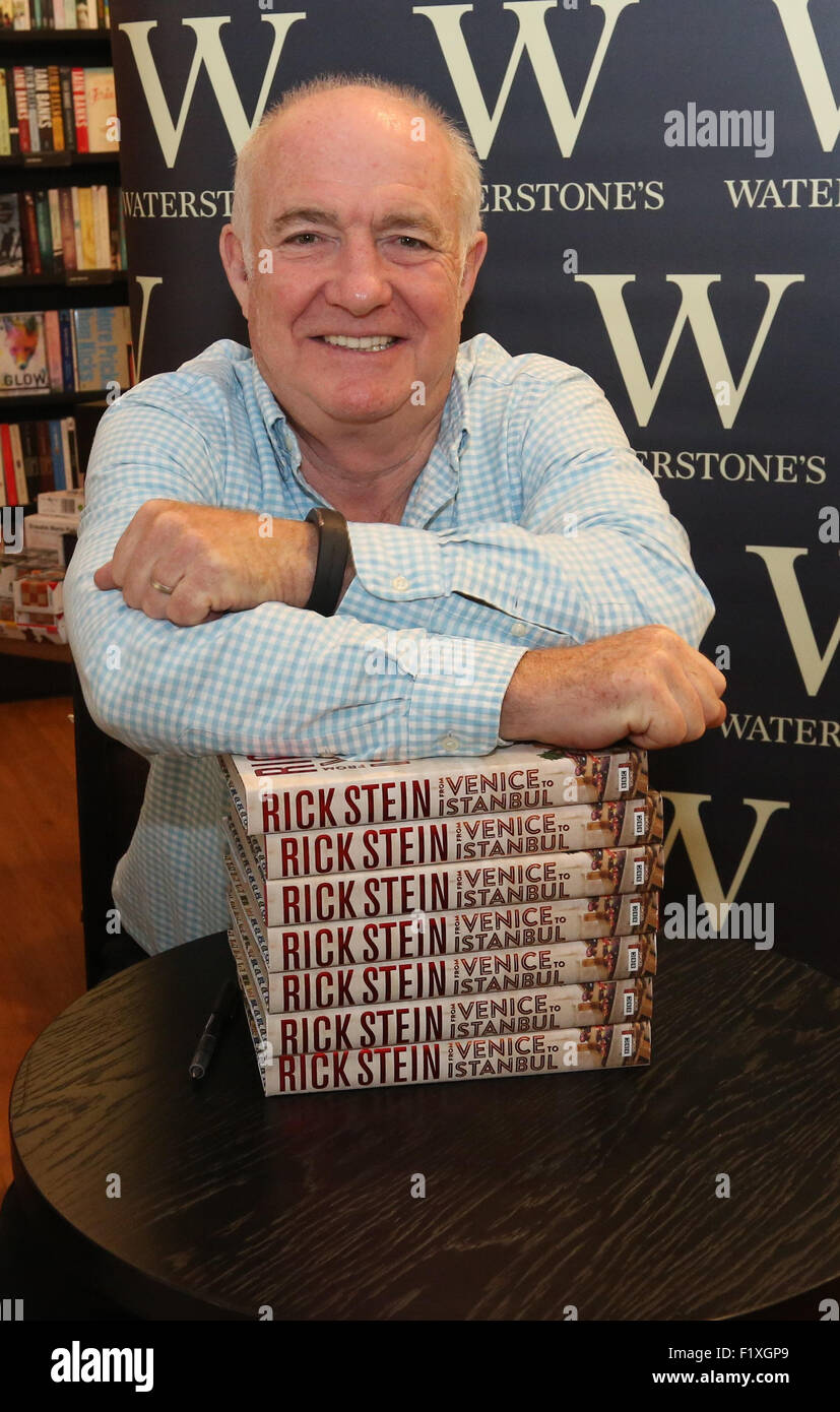 Southampton, Hampshire, UK. 8. September 2015. Christopher Richard "Rick" Stein OBE ist eine englische Promi Koch, Gastronom und TV Moderatorin bei Waterstones Southampton Unterzeichnung seines neuen Buches. Der Koch lassen Sie auch auf, dass er gerade ein neues Fischrestaurant in Sandbänke eröffnet hatte und es auf der gleichen Straße ist wie Promi Koch Gordon Ramsey ein Haus hat. Wenn Fragen, ob Gordon in geknallt hat, sagte er, die Tür steht immer offen Credit: UKNIP/Alamy Live News Stockfoto