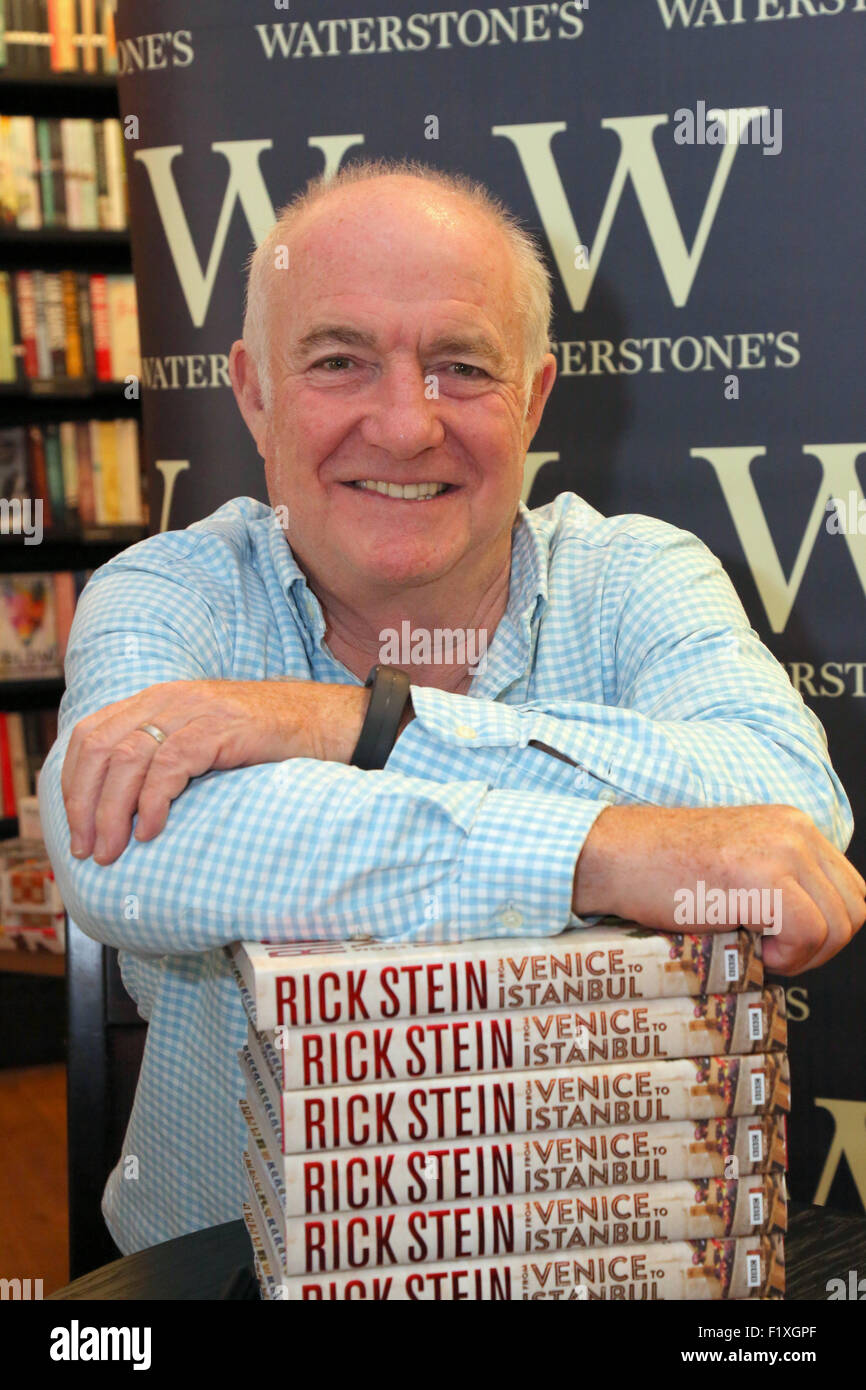 Southampton, Hampshire, UK. 8. September 2015. Christopher Richard "Rick" Stein OBE ist eine englische Promi Koch, Gastronom und TV Moderatorin bei Waterstones Southampton Unterzeichnung seines neuen Buches. Der Koch lassen Sie auch auf, dass er gerade ein neues Fischrestaurant in Sandbänke eröffnet hatte und es auf der gleichen Straße ist wie Promi Koch Gordon Ramsey ein Haus hat. Wenn Fragen, ob Gordon in geknallt hat, sagte er, die Tür steht immer offen Credit: UKNIP/Alamy Live News Stockfoto