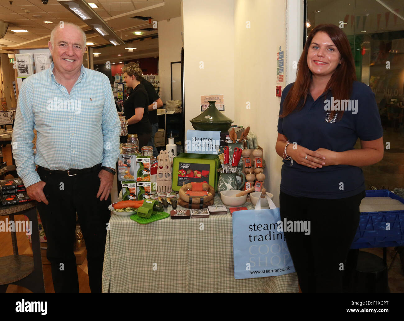 Southampton, Hampshire, UK. 8. September 2015. Christopher Richard "Rick" Stein OBE ist eine englische Promi Koch, Gastronom und TV Moderatorin bei Waterstones Southampton Unterzeichnung seines neuen Buches. Der Koch lassen Sie auch auf, dass er gerade ein neues Fischrestaurant in Sandbänke eröffnet hatte und es auf der gleichen Straße ist wie Promi Koch Gordon Ramsey ein Haus hat. Wenn Fragen, ob Gordon in geknallt hat, sagte er, die Tür steht immer offen Credit: UKNIP/Alamy Live News Stockfoto