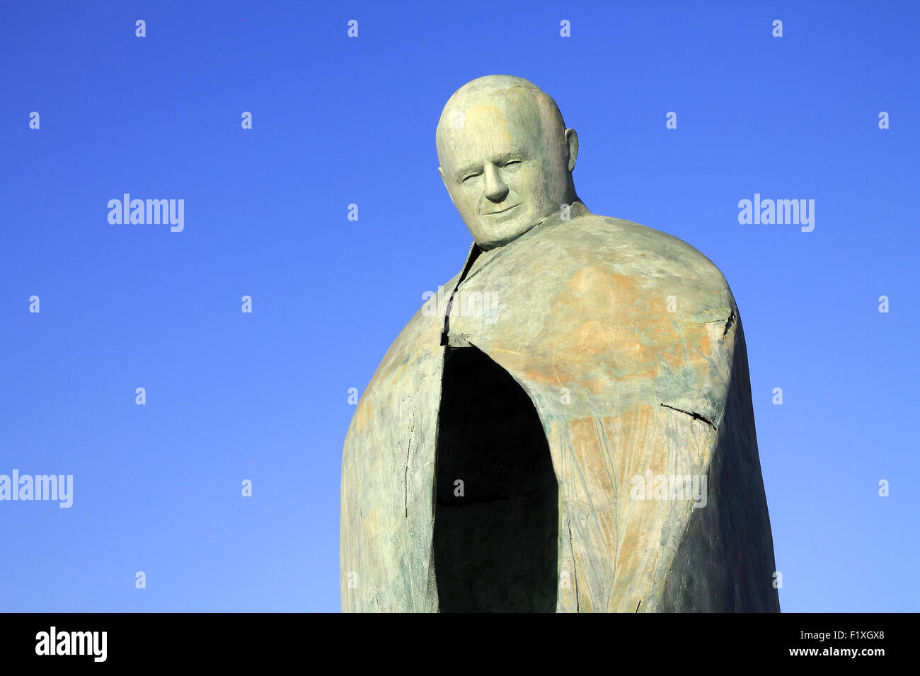 Skulptur von den verstorbenen Papst Johannes Paul II 'Conversazioni' durch des Künstlers Oliviero Rainaldi am Hauptbahnhof Italien. Stockfoto