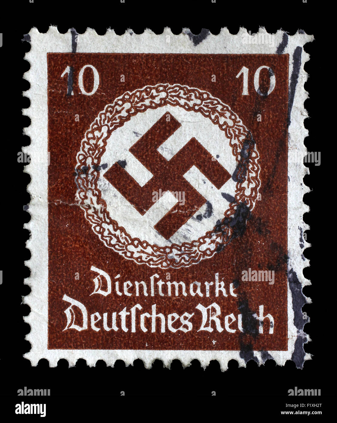 Deutschland - ca. 1942: Eine Briefmarke gedruckt in Deutschland zeigt das Hakenkreuz in einem Eichenkranz, ca. 1942. Stockfoto