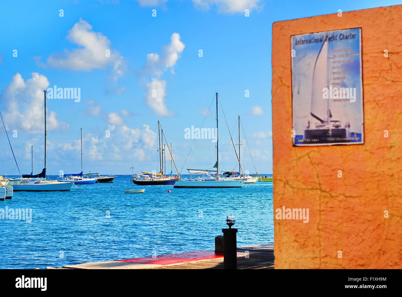 Christiansted Marina von Segelbooten mit lokalen Plakat Segelboot Charter Klassen anbieten. Stockfoto