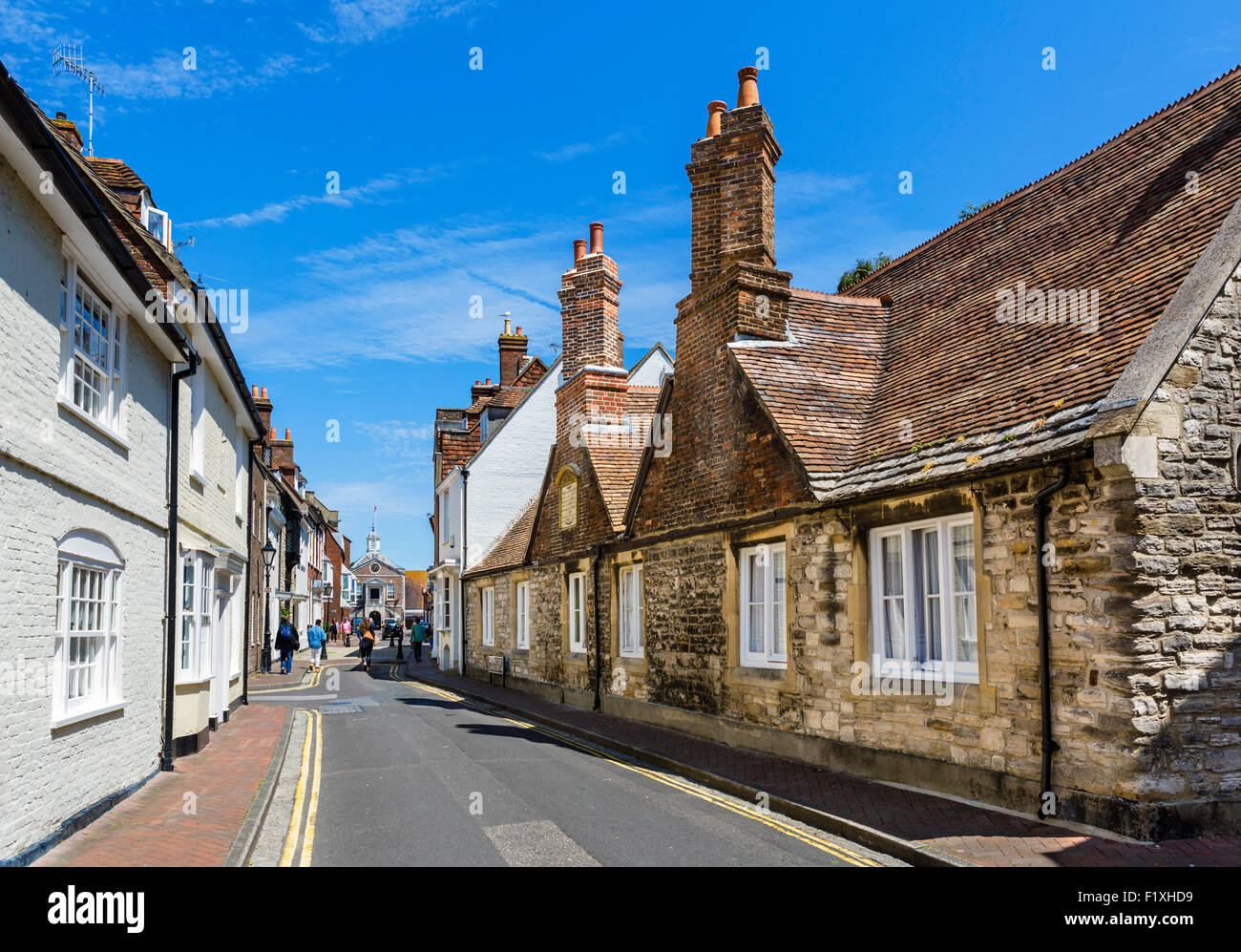Church Street in der historischen Altstadt mit 15.Jh. Armenhäuser auf der rechten Seite, Poole, Dorset, England, UK Stockfoto