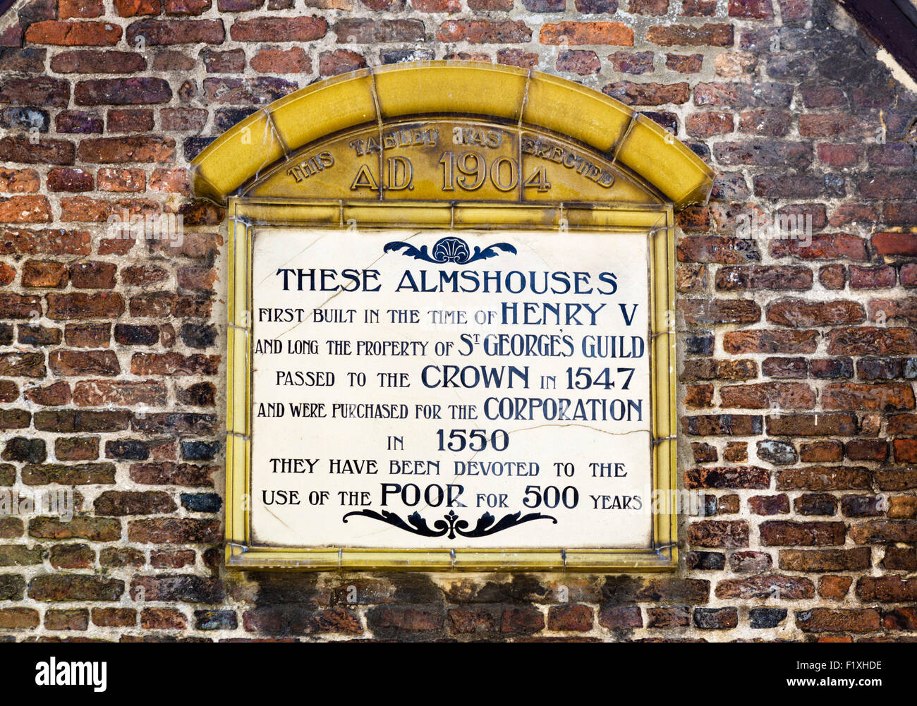 Gedenktafel für historische 15.Jh. Armenhäuser auf Kirche-Straße, Poole, Dorset, England, UK Stockfoto